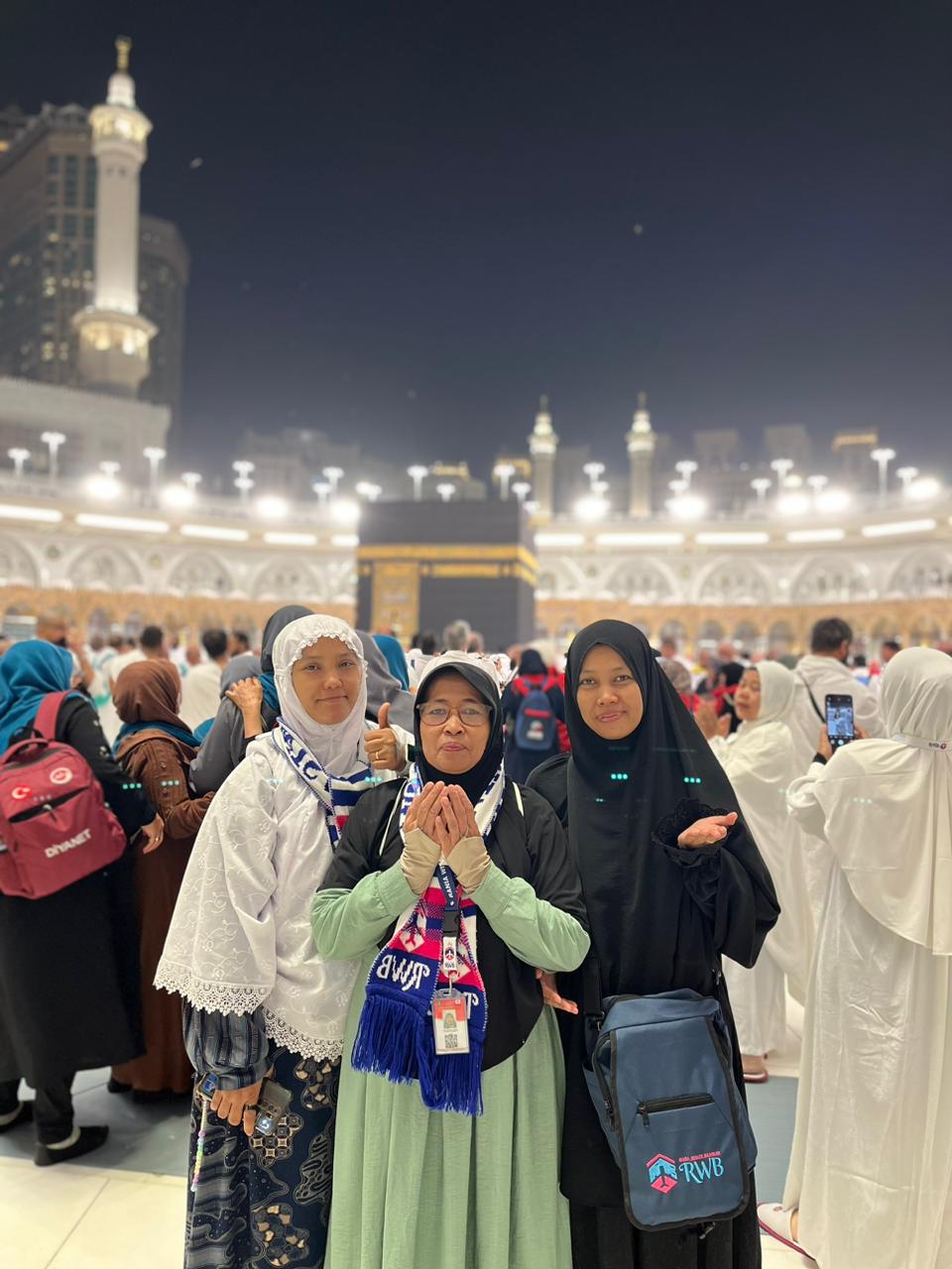 Anak menghadiahkan umroh untuk orang tua