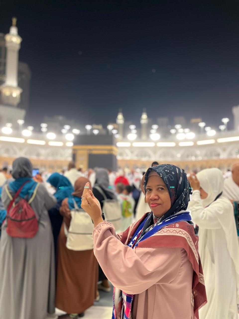 Jamaah individu solo di depan Ka'bah