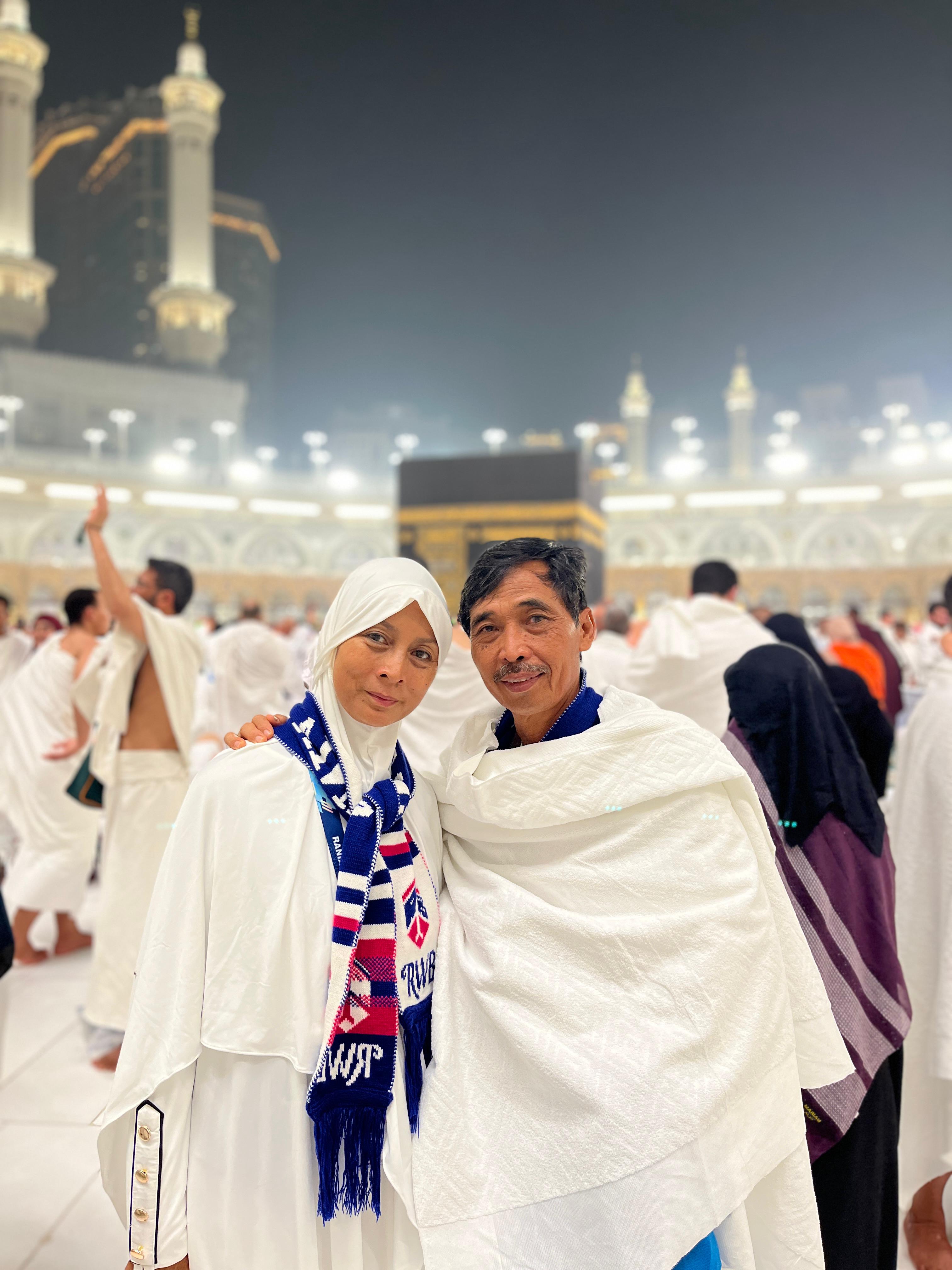 Pasangan suami istri berangkat umroh bersama